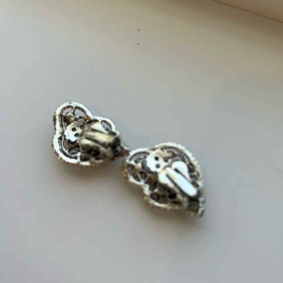 VINTAGE Faux Onyx and‎ Rhinestone Filigree Clip Earrings - Picture 9 of 9